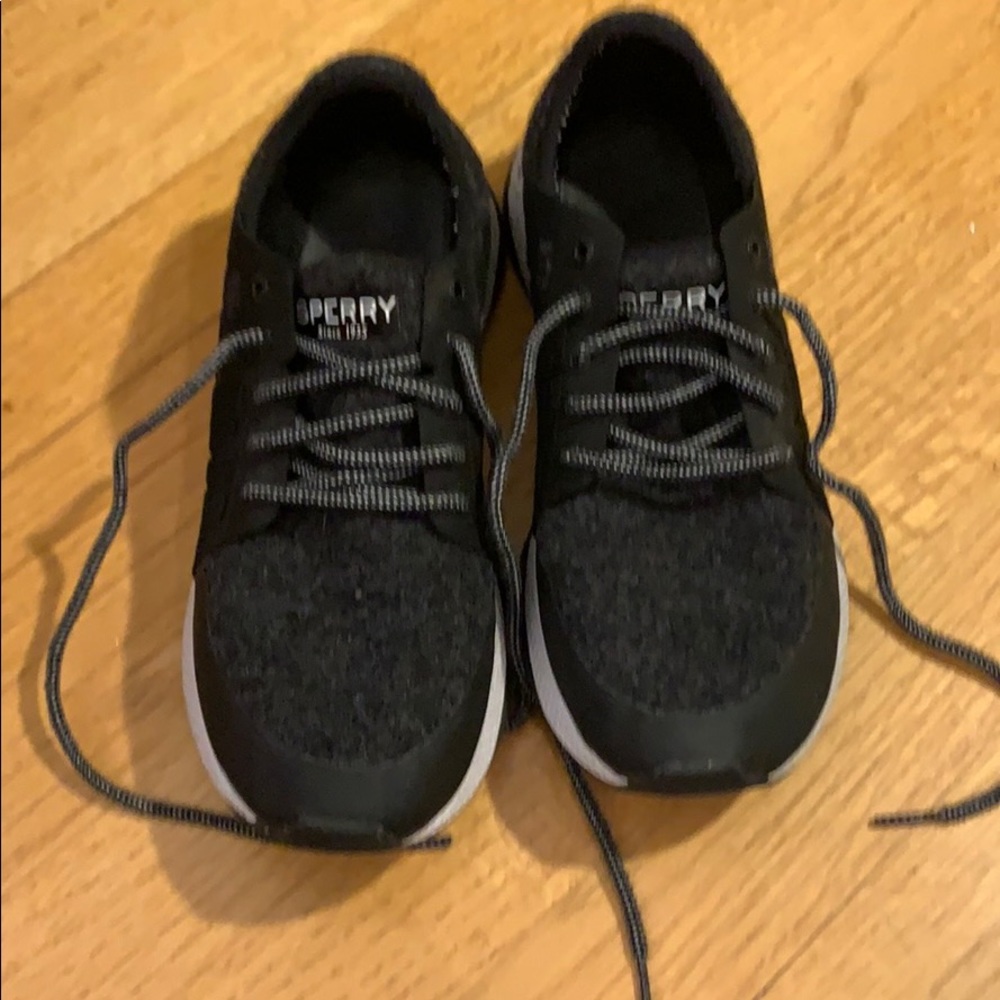 Lightly worn women’s Sperry tennis shoes